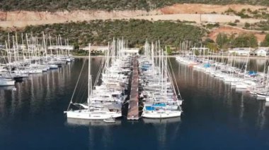 Kas, Turney 'deki Akdeniz' deki yat teknelerinin arasında uçan insansız hava aracı. Yaz zamanı. Hava görüntüsü. Yat kulübü, Türk marinası. Ardarda gemiler.
