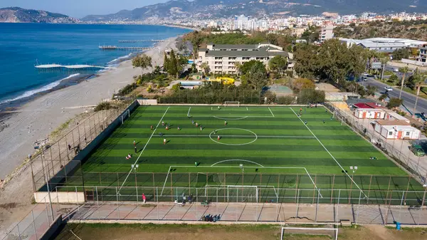Υψηλή Θέα Αέρα Στο Πράσινο Γήπεδο Ποδοσφαίρου Μεσόγειο Θάλασσα Και Φωτογραφία Αρχείου