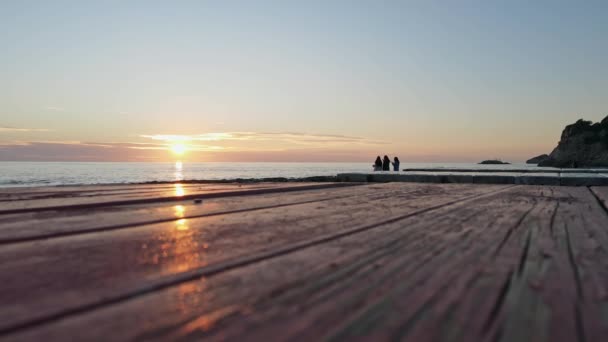 Toppen Træbordet Med Seascape Havbølger Klipper Mennesker Baggrund Solnedgang Tomme – Stock-video