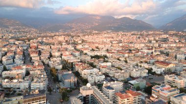 Gün batımında güzel Akdeniz 'de Alanya şehrinde hava manzarası. Türkiye 'nin güney kıyısı. Yüksek kalite fotoğraf. İHA ateşi. 