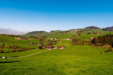 Appenzellerland 'in tipik manzarası çiftlik evleri, çayırlar ve otlaklar, Canton Appenzell Innerrhoden, İsviçre