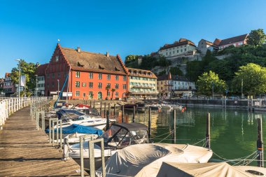 Liman ve tarihi evler, Almanya 'nın Baden-Wuerttemberg kentinde, Constance Gölü' nde Meersburg kasabasında.