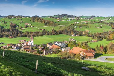 Apenzellerland 'da köyler, yeşil çayırlar ve çayırlarla tipik bir tepe manzarası. Haslen, Canton Appenzell Innerrhoden, İsviçre