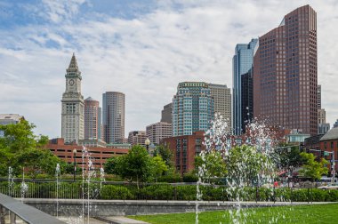 Tarihi Gümrük Binası Kulesi ve modern ofis binalarıyla Boston Finansal Bölgesi 'nin ufuk çizgisi North End Parks, Boston, Massachusetts, New England, ABD