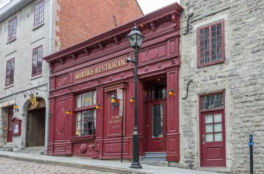 Montreal, Quebec, Kanada - 7 Nisan 2013. Montreal 'deki tarihi evlerin cepheleri