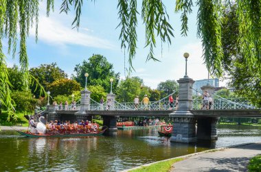 Boston, Massachusetts, New England, ABD - 20 Ağustos 2012. Turistli Kuğu Teknesi ve Boston Halk Bahçesi 'nde yaya köprüsü