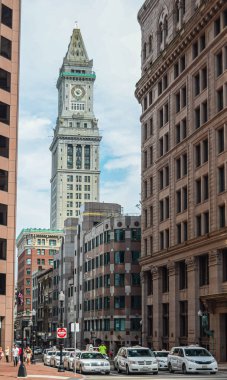 Boston, Massachusetts, New England, ABD - 20 Ağustos 2012. Boston Finansal Bölgesi 'nde Eski Gümrük Binası manzaralı bir cadde.