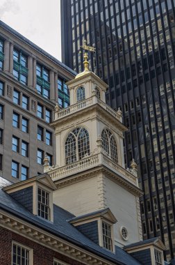 Boston, Massachusetts, New England, ABD - 20 Ağustos 2012. Eski Devlet Binası 'nın kulesi modern ofis binalarıyla çevrili.