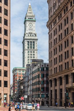 Boston, Massachusetts, New England, ABD - 20 Ağustos 2012. Boston Finansal Bölgesi 'nde Eski Gümrük Binası manzaralı bir cadde.