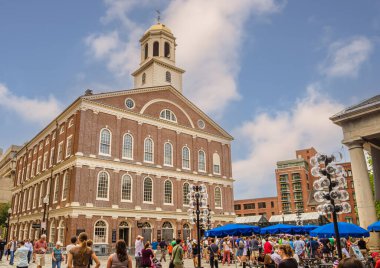 Boston, Massachusetts, New England, ABD - 20 Ağustos 2012. Faneuil Hall Boston 'da Özgürlük Yolu üzerinde turist ve yerel halktan oluşan bir kalabalıkla