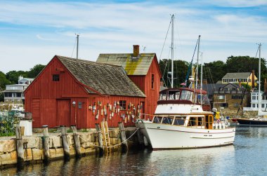 Rockport, Massachusetts, ABD - 21 Ağustos 2012. Amerika Birleşik Devletleri 'nin Massachusetts eyaletinin küçük bir kıyı kasabası olan Rockport limanında, Essex County' deki Cape Ann Yarımadası 'nın ucundaki ünlü kırmızı balıkçı kulübesi Motifi. 