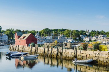 Rockport, Massachusetts, ABD - 14 Ağustos 2013. Amerika Birleşik Devletleri 'nin Massachusetts eyaletinin küçük bir kıyı kasabası olan Rockport limanında, Essex County' deki Cape Ann Yarımadası 'nın ucundaki ünlü kırmızı balıkçı kulübesi Motifi. 