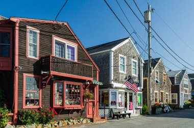 Rockport, Massachusetts, ABD - 14 Ağustos 2013. Rockport 'ta Bearskin Neck boyunca küçük dükkanlar, Cape Ann, New England' da küçük bir balıkçı köyü.