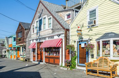 Rockport, Massachusetts, ABD - 14 Ağustos 2013. Rockport 'ta Bearskin Neck boyunca küçük dükkanlar, Cape Ann, New England' da küçük bir balıkçı köyü.