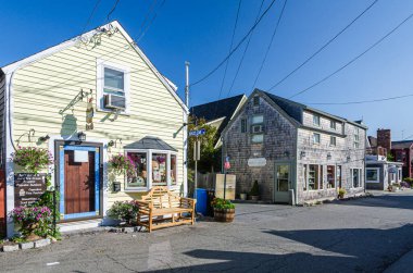 Rockport, Massachusetts, ABD - 14 Ağustos 2013. Rockport 'ta Bearskin Neck boyunca küçük dükkanlar, Cape Ann, New England' da küçük bir balıkçı köyü.