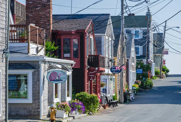 Rockport, Massachusetts, ABD - 14 Ağustos 2013. Rockport 'ta Bearskin Neck boyunca küçük dükkanlar, Cape Ann, New England' da küçük bir balıkçı köyü.