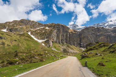İsviçre Alpleri 'nde Uri ve Glarus kantonlarını birbirine bağlayan Klausenpass dağ yolu
