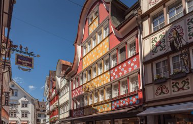 Appenzell, Canton Appenzell Innerrhoden, İsviçre - 21 Nisan 2023. Appenzell 'in ana caddesinde renkli cepheli tipik Appenzell evleri.