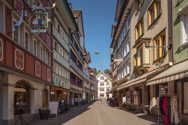 Appenzell, Canton Appenzell Innerrhoden, İsviçre - 31 Mayıs 2023. Appenzell 'in ana caddesindeki tipik Appenzell evlerinin renkli cepheleri.