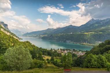İsviçre Alplerinde Walensee Gölü 'nün panoramik manzarası, Weesen, Canton Sankt Gallen, İsviçre