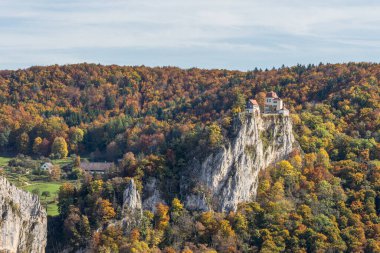 Yukarı Tuna Vadisi 'ndeki Bronnen Şatosu, sonbaharda gözcü kayası Knopfmacherfelsen' in manzarası, Yukarı Tuna Doğa Parkı, Swabian Alb, Baden-Wuerttemberg, Almanya