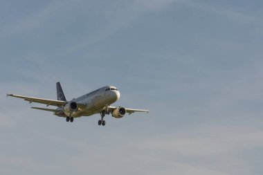 Zürih, Canton Zürih, İsviçre - 16 Ağustos 2023. Alman Hava Yolları 'na ait Airbus A319-114 sefer sayılı uçak Zürih Havaalanına inmiştir.