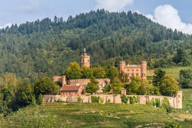 Ortenberg Şatosu Offenburg yakınlarında bir tepenin üzerinde Ortenberg, Kinzigtal, Ortenau, Black Forest, Baden-Wuerttemberg, Almanya