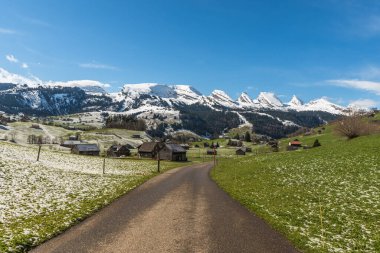 İsviçre Alpleri, Toggenburg, Wildhaus-Alt St. Johann, Canton St. Gallen, İsviçre 'deki karlı Churfirsten dağlarının manzarası