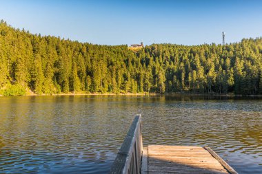 Kara Orman 'daki Mummelsee Gölü' nde sabah havası Hornisgrinde, Kara Orman Ulusal Parkı, Seebach, Baden-Wuerttemberg, Almanya