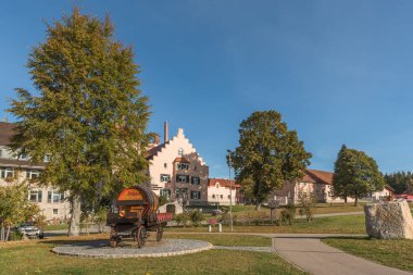 Grafenhausen, Baden-Wuerttemberg, Almanya - 17 Ekim 2023. At arabasında bira fıçısı olan Rothaus bira fabrikası, Badische Staatsbrauerei Rothaus.