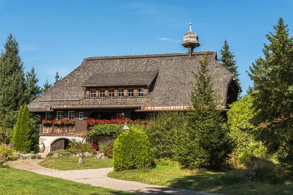 Grafenhausen, Baden-Wuerttemberg, Almanya - 27 Eylül 2023. Heimatmuseum Huesli, Waldshut bölgesindeki Grafenhausen-Rothaus 'taki tipik bir Kara Orman evi tarzında yerel tarih müzesi.