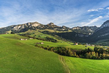 Appenzellerland, çiftlikleri ve yeşil çayırları olan manzara, Hoher Kasten köyü ve Alpstein dağlarındaki Bruelisau köyü, Canton Appenzell Innerrhoden, İsviçre