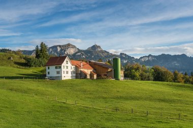 Appenzell Alplerinde yalnız bir çiftlik evi, Alpstein sıradağlarına bakan Hoher Kasten, Appenzell Innerrhoden Kantonu, İsviçre