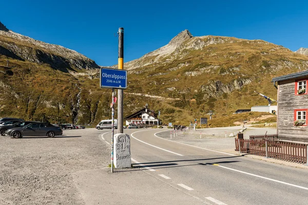 Andermatt, Uri Kantonu, İsviçre - 26 Eylül 2023. Oberalp Geçidi 'nin tepesindeki yol, İsviçre Alplerinde Graubuenden ve Uri kantonlarının arasında bir dağ geçidi.