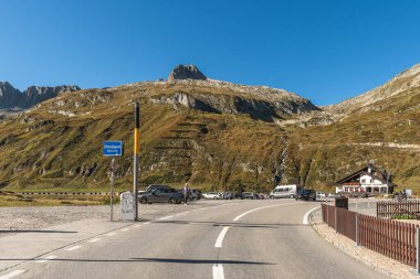 Andermatt, Uri Kantonu, İsviçre - 26 Eylül 2023. Oberalp Geçidi 'nin tepesindeki yol, İsviçre Alplerinde Graubuenden ve Uri kantonlarının arasında bir dağ geçidi.
