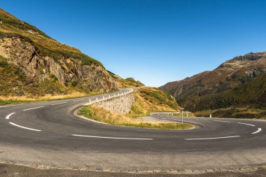 Oberalp Geçidi 'ndeki boş yolda saç tokası, Graubuenden Kantonu, İsviçre