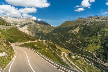 Grimsel ve Furka Geçidi 'nin yılanları, Gletsch köyünün manzarası ve Yukarı Rhone Vadisi, Obergoms, Valais Kantonu, İsviçre