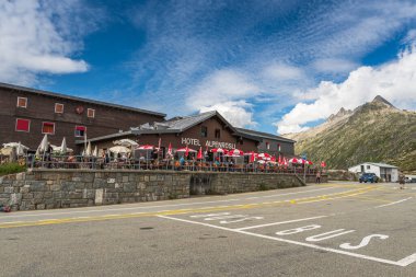 Obergoms, Valais Kantonu, İsviçre - 19 Ağustos 2023. Alpenroesli Oteli, İsviçre 'de bir dağ geçidi. Bernese Oberland' ı Valais Kantonu 'na bağlıyor.