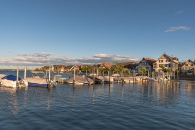 Ermatingen limanındaki tekne ve evler Constance Gölü, Thurgau Kantonu, İsviçre