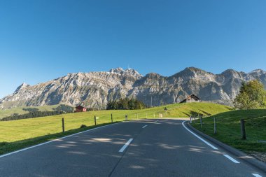 Saentis, Appenzell Ausserrhoden Kantonu, İsviçre ile Alpstein manzaralı Schwaegalp yolunu geç