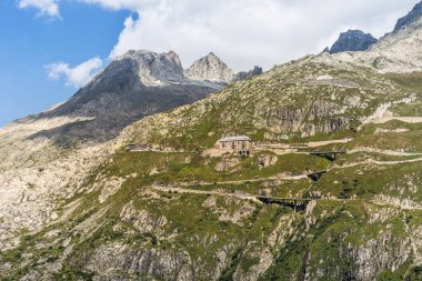 Furka Geçidi 'nin yılanlarına doğru bakın ve ünlü Belvedere Oteli, Valais Kantonu, İsviçre