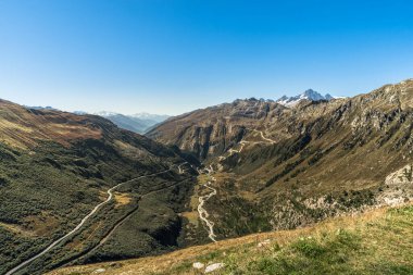 Furka Geçidi 'nden Rhone Vadisi' ne, arka planda Grimsel Geçidi, Obergoms, Valais Kantonu, İsviçre