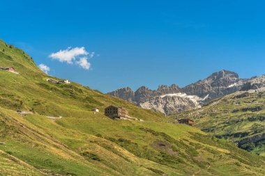 İsviçre Alplerinde yüksek bir dağ geçidi olan Klausen Geçidi 'ndeki dağ manzarası İsviçre' nin Glarus kantonundaki Uri ve Linthal kantonlarında Altdorf 'u birbirine bağlar.