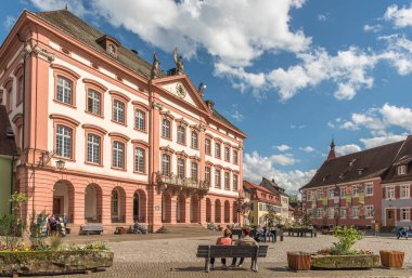 Gengenbach, Baden-Wuerttemberg, Almanya - 15 Nisan 2024. Kara Orman 'daki tarihi Gengenbach kasabasında pazar meydanı ve belediye binası.