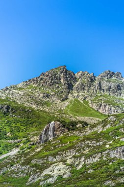 İsviçre Alpleri 'ndeki Susten Geçidi' nde kayalar ve küçük şelaleler, Bern Kantonu, İsviçre