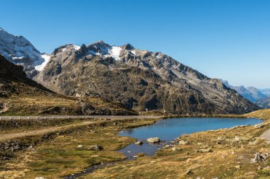 Susten Geçidi 'nin zirvesinde deniz seviyesinden 2,224 metre (6,404 feet) yüksekte bulunan yüksek dağ manzarası, Innertkirchen, Bern Kantonu, İsviçre