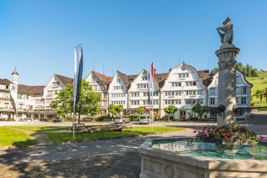 Gais, Appenzell Kantonu Ausserrhoden, İsviçre - Mai 31, 2023. Çeşmeli köy meydanı ve eğri çayırlı geleneksel Appenzell evleri.