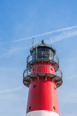 Deniz feneri Buesum, mavi gökyüzüne yakın çekim, Kuzey Denizi, Schleswig-Holstein, Almanya