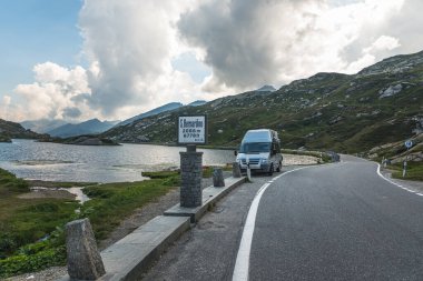 San Bernardino Geçidi 'nin tepesinde alp gölü olan dağ manzarası, Laghetto Moesola Gölü, Mesocco Kantonu, İsviçre