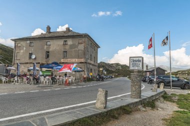 Mesocco, Grisons Kantonu, İsviçre - 28 Ağustos 2024. San Bernardino Geçidi 'nin tepesi, yol ve restoranı geç (ospizio)